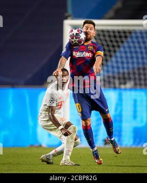 Lissabon, Lissabon, Portugal, 14. August 2020. David Alaba (München), Lionel Messi (Barca) im Viertelfinale der UEFA Champions League Finalturnier FC BAYERN MÜNCHEN - FC BARCELONA in der Saison 2019/2020, FCB, München, Barca © Peter Schatz / Alamy Live News / Pool - die UEFA-VORSCHRIFTEN VERBIETEN DIE VERWENDUNG VON FOTOS als BILDSEQUENZEN und/oder QUASI-VIDEO - Nationale und internationale Nachrichtenagenturen AUSSCHLIESSLICH zur redaktionellen Verwendung Stockfoto