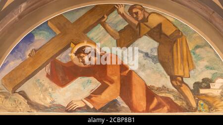 BARCELONA, SPANIEN - 3. MÄRZ 2020: Das Fresko Jesu fällt unter das Kreuz in der Kirche Santuario Nuestra Senora del Sagrado Corazon Stockfoto