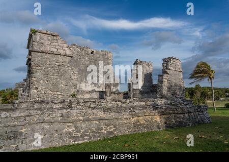 Der Palast des Halach Uinic oder Großherrn in den Ruinen der Maya-Stadt Tulum an der Küste des Karibischen Meeres. Tulum National Park, Quinta Stockfoto