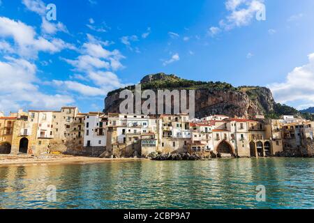 Blick auf die Altstadt, dahinter der Felsen Rocca di Cefalu, Cefalu, Sizilien, Italien Stockfoto