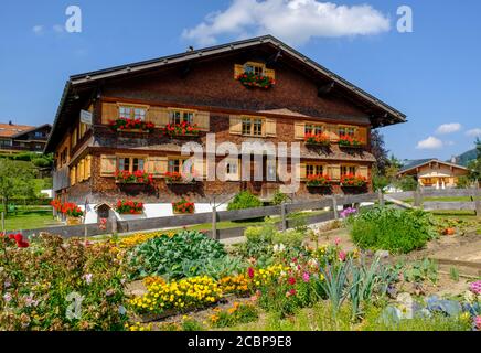 Heimatkundemuseum mit Bauerngarten, bei Strumpfar, Oberstaufen, Oberallgäu, Allgäu, Schwaben, Bayern, Deutschland Stockfoto