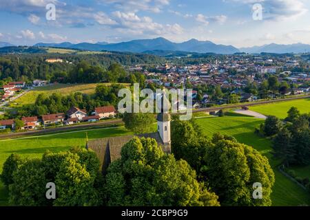 Ettendorfer Kirche St. Vitus und Anna mit Traunstein und Alpenkette, Chiemgau, Oberbayern, Bayern, Deutschland Stockfoto