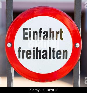 Schild Eintritt frei halten an einem Tor, Coswig, Sachsen, Deutschland Stockfoto