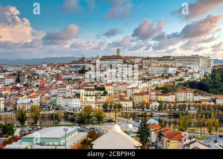 Coimbra Stadtbild mit Mondego Fluss bei Sonnenuntergang, Portugal Stockfoto