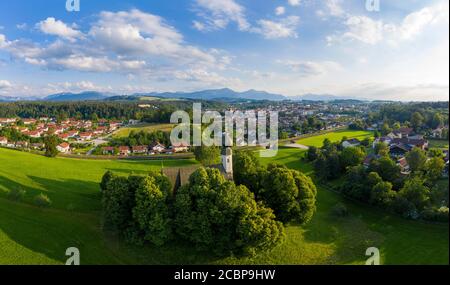 Ettendorfer Kirche St. Vitus und Anna mit Traunstein und Alpenkette, Chiemgau, Oberbayern, Bayern, Deutschland Stockfoto