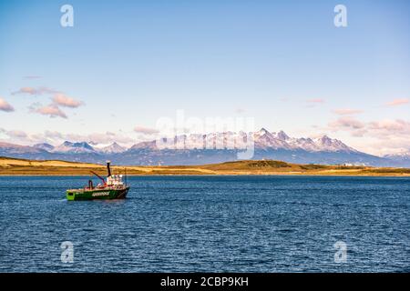 Greenpeace's MV Arctic Sunrise ankerte vor Ushuaia, Schauplatz für Expeditionen in die Antarktis Stockfoto