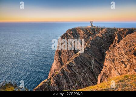 Nordkap Klippe mit Stahlkugel im Licht der Mitternachtssonne, Nordkapp, Finnmark, Norwegen Stockfoto