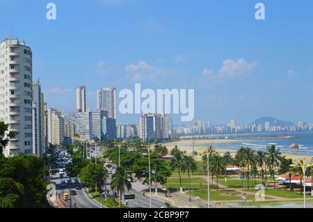 SAO VICENTE, SAO PAULO, BRASILIEN - schöne Aussicht auf die Stadt. Die Region Santos und São Vicente hat wunderschöne Strände und moderne Gebäude Stockfoto