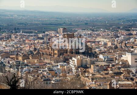 Blick von der Alhambra auf die Kathedrale von Granada, Granada, Andalusien, Spanien Stockfoto