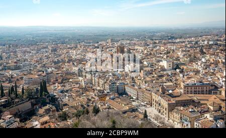 Blick von der Alhambra auf die Stadt mit der Kathedrale von Granada, Granada, Andalusien, Spanien Stockfoto