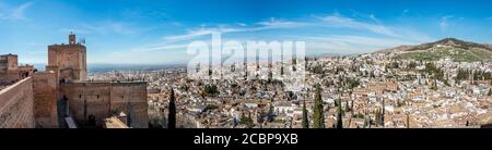 Torre de la Vela Turm der Festung Alcazaba, mit Blick auf Albayzin, Alhambra, Granada, Andalusien, Spanien Stockfoto