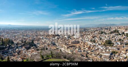 Blick von der Alhambra auf die Stadt und das Albayzin-Viertel, Granada, UNESCO-Weltkulturerbe, Andalusien, Spanien Stockfoto