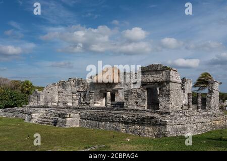 Der Palast des Halach Uinic oder Großherrn in den Ruinen der Maya-Stadt Tulum an der Küste des Karibischen Meeres. Tulum National Park, Quinta Stockfoto