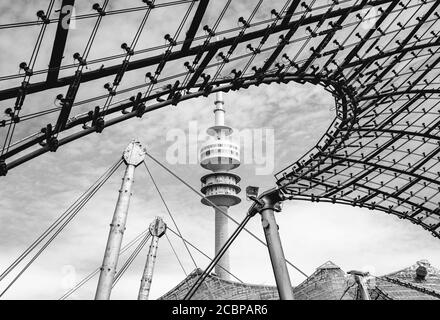 Olympiapurm mit Olympiazelt-Dach, Olympiapark, Olympiagelände, München, Oberbayern, Bayern, Deutschland Stockfoto