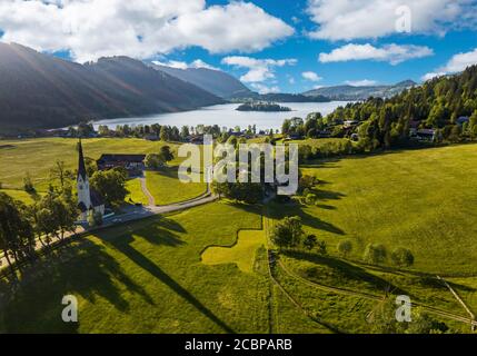 Luftaufnahme, Blick über den Schliersee, mit Kirche St. Leonhard, Fischhausen, Oberbayern, Bayern, Deutschland Stockfoto