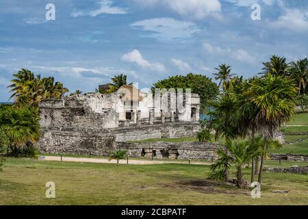 Der Palast des Halach Uinic oder Großherrn in den Ruinen der Maya-Stadt Tulum an der Küste des Karibischen Meeres. Tulum National Park, Quinta Stockfoto