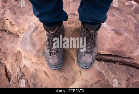 Braune Wanderschuhe auf felsigen Boden, Wanderer, Canyonlands National Park, Utah, USA Stockfoto