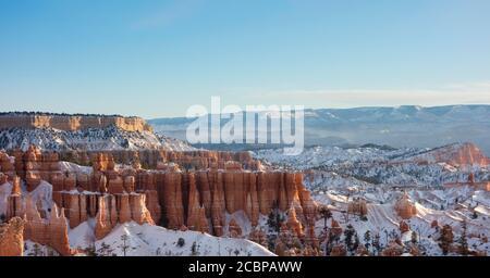 Morgen, Schnee - bizarre felsige Landschaft mit Hoodoos im Winter überdacht, Sunset Point, Bryce Canyon National Park, Utah, USA Stockfoto