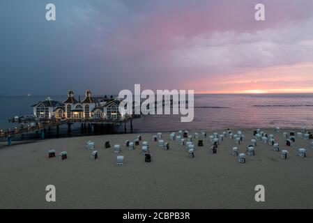 Sonnenaufgang an der Seebrücke, Ostseebad Sellin, Insel Rügen, Mecklenburg-Vorpommern, Deutschland Stockfoto