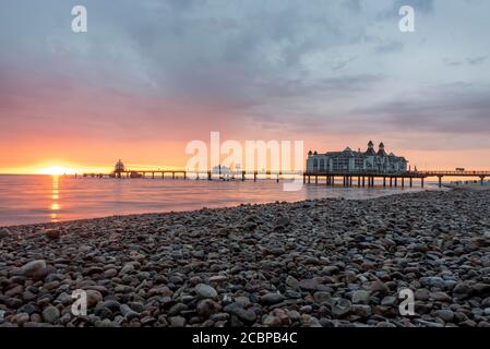 Sonnenaufgang an der Seebrücke, Ostseebad Sellin, Insel Rügen, Mecklenburg-Vorpommern, Deutschland Stockfoto