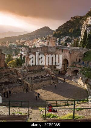 Griechisches Theater, Teatro Greco im Abendlicht, Taormina, Provinz Messina, Sizilien, Italien Stockfoto