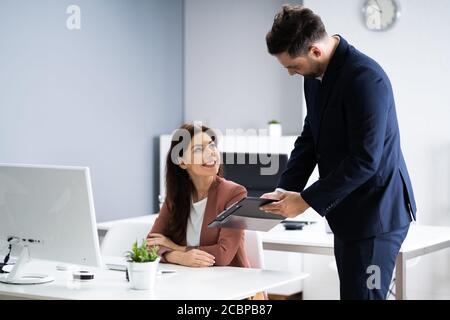 Überprüfung Von Geschäftsprozessen. 2 Mitarbeiter Im Büro Stockfoto