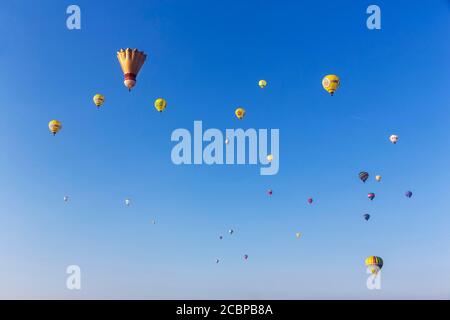 Verschiedene Heißluftballons vor blauem Himmel, Massenstart, Warsteiner International Montgolfiade, Luftaufnahme, Warstein, Sauerland, Nord Stockfoto