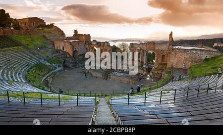 Griechisches Theater, Teatro Greco im Abendlicht, Taormina, Provinz Messina, Sizilien, Italien Stockfoto