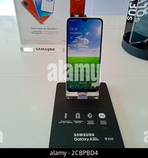 DISTRIKT KATNI, INDIEN - 19. MÄRZ 2020: Samsung Galaxy A 30 s neuestes Modell mobile präsentiert in digitaler Cover-Anzeige auf smart Cafe Outlet. Stockfoto