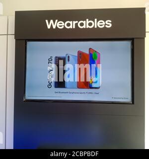 DISTRIKT KATNI, INDIEN - 19. MÄRZ 2020: Samsung Galaxy Wearable Board Text präsentiert in der digitalen Bildschirmanzeige auf smart Cafe Outlet. Stockfoto