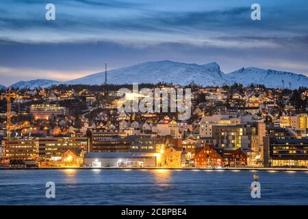 Blick über den Hafen und die Stadt bei Dämmerung, Polarnacht, Winter, Tromsoe, Troms, Norwegen Stockfoto