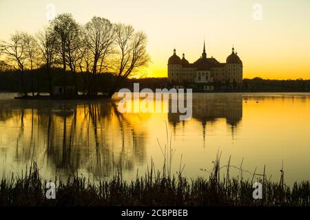 Sonnenaufgang auf Schloss Moritzburg mit Spiegelung im Burgteich, Moritzburg, Landkreis Meißen, Sachsen, Deutschland Stockfoto