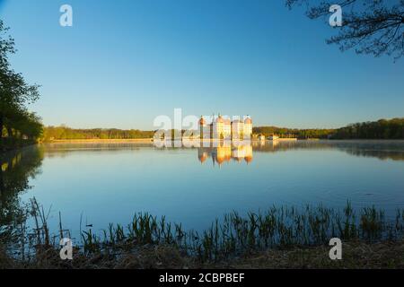 Schloss Moritzburg im Morgenlicht, Landkreis Meißen, Sachsen, Deutschland Stockfoto