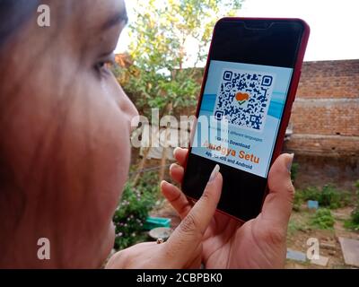 DISTRIKT KATNI, INDIEN - 27. APRIL 2020: Ein indisches Mädchen zeigte Aarogya Setu App auf dem Smartphone-Bildschirm, für Coronavirus Testing Awareness Konzept. Stockfoto