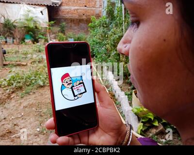 DISTRIKT KATNI, INDIEN - 27. APRIL 2020: Eine indische Dame zeigte das E-lala App Logo auf dem Smartphone-Bildschirm, für das E-Commerce Lernkonzept. Stockfoto