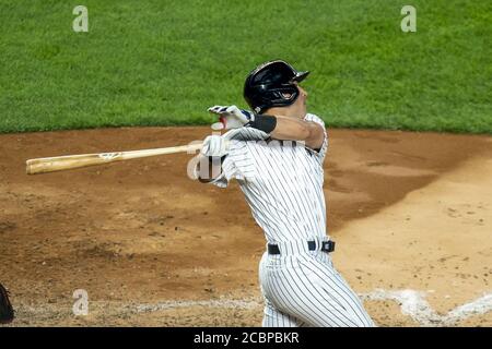 Bronx, Usa. August 2020. New York Yankees Mike Tauchman trifft im fünften Inning im Yankee Stadium am Freitag, den 14. August 2020 in New York City einen RBI-Doppel gegen die Boston Red Sox. Foto von Corey Sipkin/UPI Credit: UPI/Alamy Live News Stockfoto