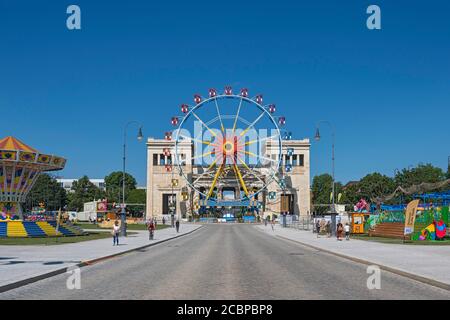 Kampagne Sommer in der Stadt, Riesenrad vor den Propylaeen, Königsplatz, Maxvorstadt, München, Oberbayern, Bayern, Deutschland Stockfoto