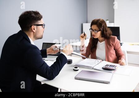 Vertragsdokument Prüfen. Auditor Mit Anwalt Besprechen Stockfoto