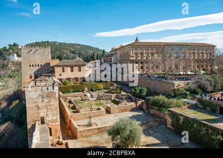 Blick auf die Festung Alcazaba, im Hintergrund Palacio de Carlos V, Alhambra, Granada, Andalusien, Spanien Stockfoto