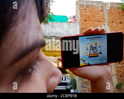 DISTRIKT KATNI, INDIEN - 27. APRIL 2020: Ein indisches Mädchen zeigt online E-lala App auf Smartphone-Bildschirm, für E-Commerce Learning Awareness Konzept. Stockfoto