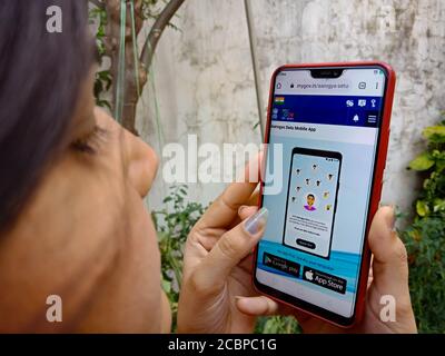 DISTRIKT KATNI, INDIEN - 27. APRIL 2020: Ein indisches Mädchen zeigte Aarogya Setu App auf Smartphone-Bildschirm, für Corona Virus Testing Awareness Konzept. Stockfoto