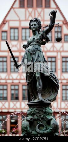 Justitia mit Schuppen und Schwert, Gerechtigkeitsbrunnen oder Justitiabrunnen, Römerberg, Altstadt, Frankfurt am Main, Hessen, Deutschland Stockfoto