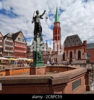 Justitia mit Waage und Schwert, Gerechtigkeitsbrunnen mit der alten Nikolaikirche, Römerberg, Altstadt, Frankfurt am Main, Hessen, Deutschland Stockfoto