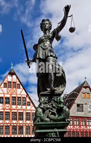 Iustitia mit Schuppen, Gerechtigkeitsbrunnen oder Gerechtigkeitsbrunnen, Römerberg, Altstadt, Frankfurt am Main, Hessen, Deutschland Stockfoto