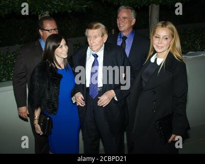 5. März 2013, Beverly Hills, Califronia, USA: Sumner Redstone (C) mit der ehemaligen Freundin Sydney Holland (L) und der Begleiterin Manuela Herzer (R) nehmen an der 2. Jährlichen Gala "an Evening of Environmental Excellence" Teil. (Bild: © Billy Bennight/ZUMA Wire) Stockfoto