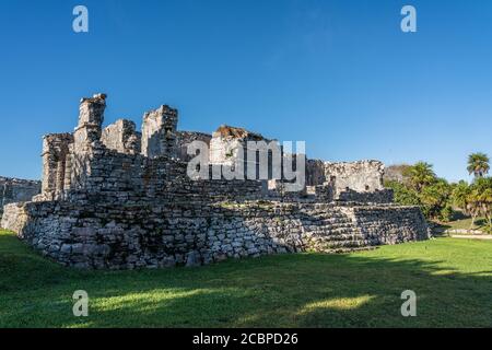 Der Palast des Halach Uinic oder Großherrn in den Ruinen der Maya-Stadt Tulum an der Küste des Karibischen Meeres. Tulum National Park, Quinta Stockfoto