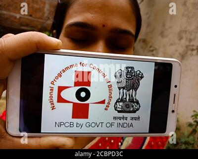 DISTRIKT KATNI, INDIEN - 28. MAI 2020: Nationales Programm zur Kontrolle der Blindheit, indisches Regierungsprogramm für Landleute auf mobilen SCR vorgestellt Stockfoto