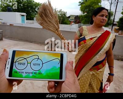 DISTRIKT KATNI, INDIEN - 28. MAI 2020: Swachh bharat Mission, Indian Government System für Landleute präsentiert auf mobilen Bildschirm von asiatischen Dame. Stockfoto