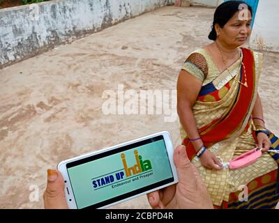 DISTRIKT KATNI, INDIEN - 28. MAI 2020: Startup india Programm, indisches Regierungsprogramm für Landleute präsentiert auf mobilen Bildschirm von asiatischen Dame. Stockfoto