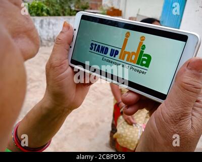DISTRIKT KATNI, INDIEN - 28. MAI 2020: Startup india Programm, indisches Regierungsprogramm für Landleute präsentiert auf mobilen Bildschirm von asiatischen Dame. Stockfoto